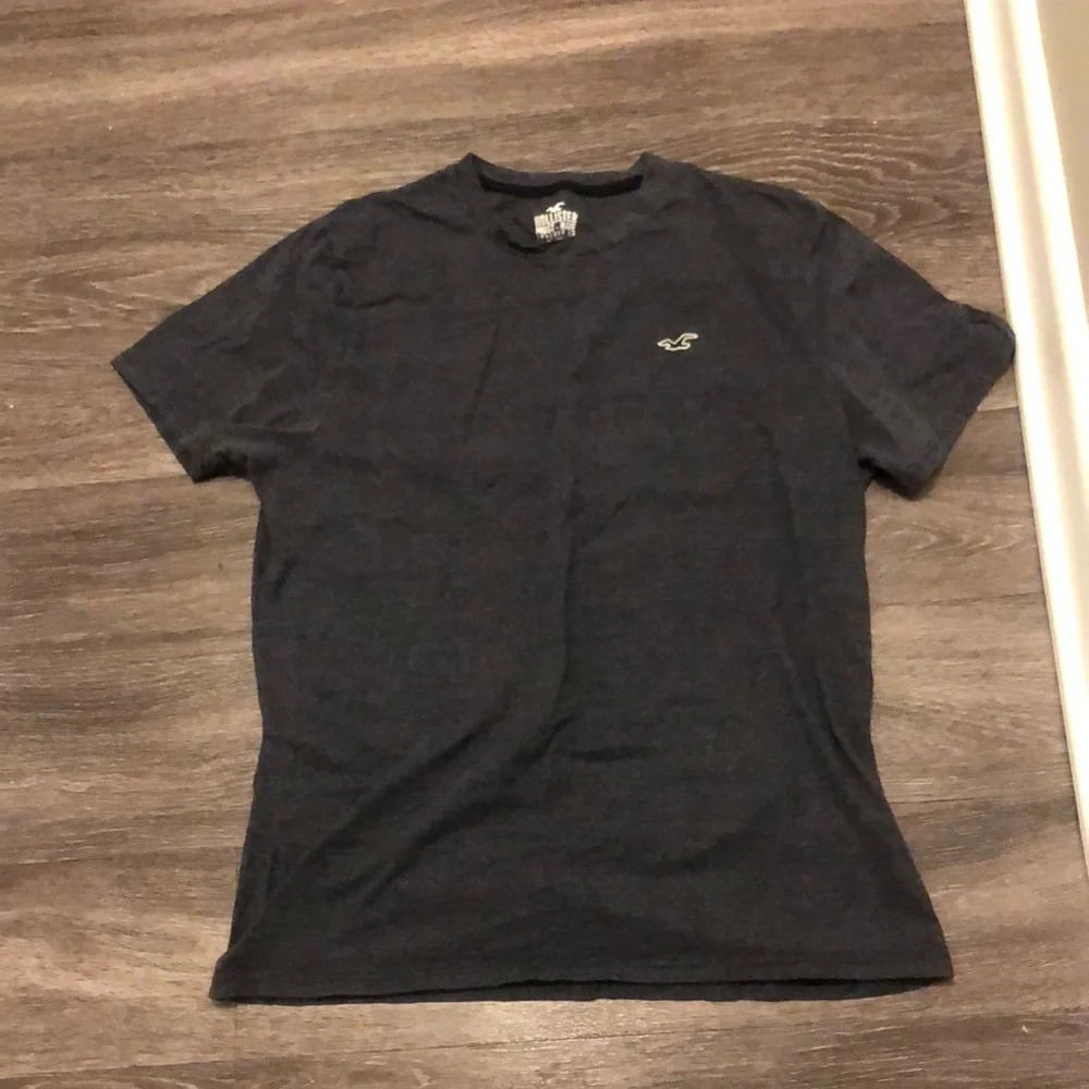 Hollister Tshirt - Picture 1 of 5